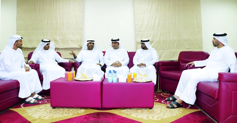 "■ خلال استقبال نادي الحمرية لوفد اتحاد السباحة | البيان"