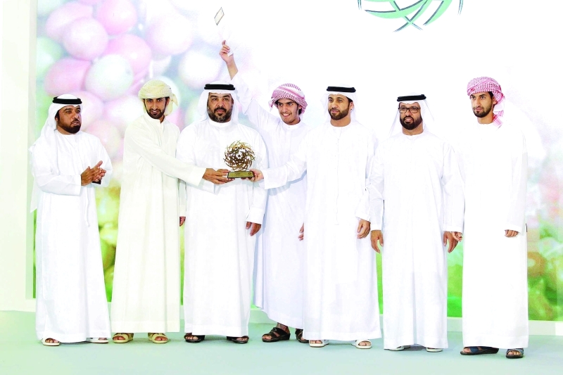 "■ خلال تكريم الفائز بالمركز الأول في مسابقة أكبر عذج"