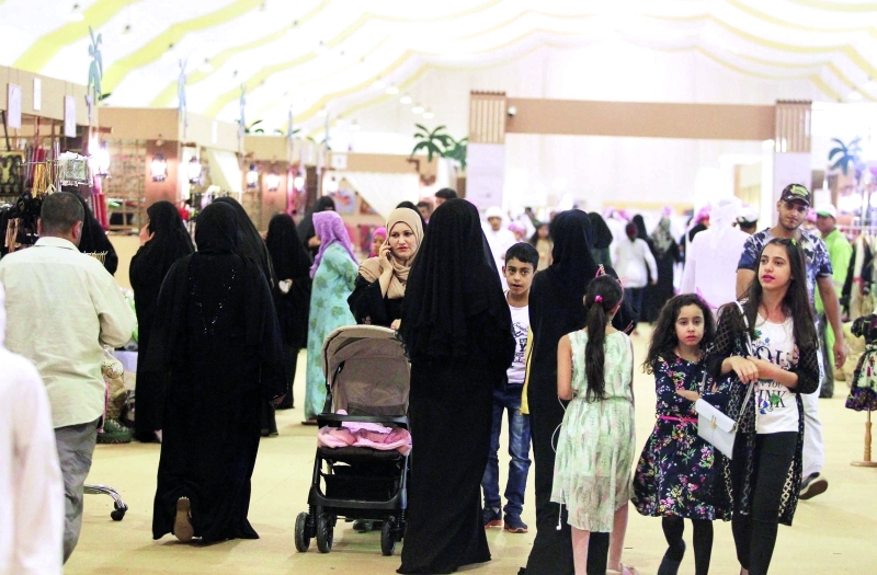 "■ توافد أعداد كبيرة من الزوار للتعرف إلى التراث الإماراتي العريق"