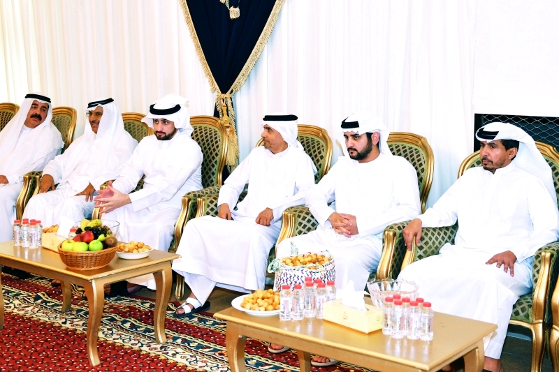 "مكتوم وأحمد بن محمد خلال أداء واجب العزاء بحضور أحمد الطاير"