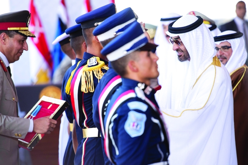 "محمد بن زايد خلال تقليد أوائل الخريجين نوط الواجب العسكري من الطبقة الثانية"
