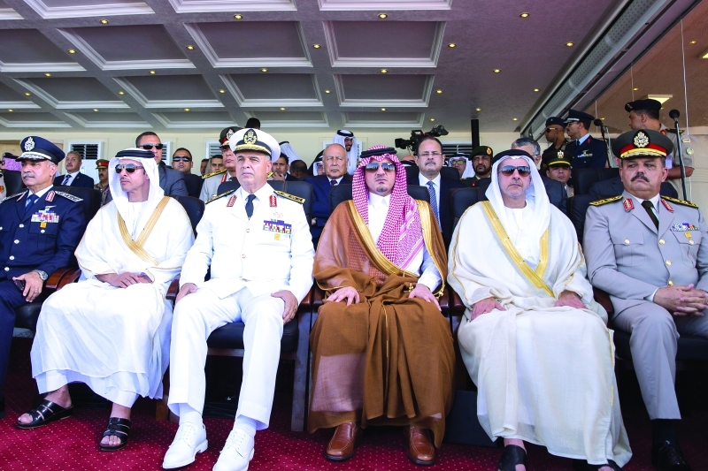 "هزاع وسيف بن زايد وعدد من كبار الضباط"