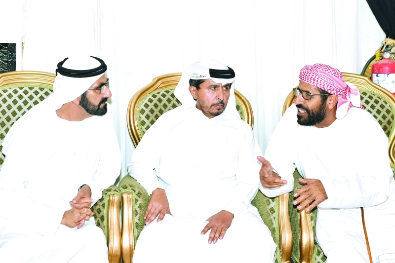 "محمد بن راشد مواسياً ذوي الفقيد"