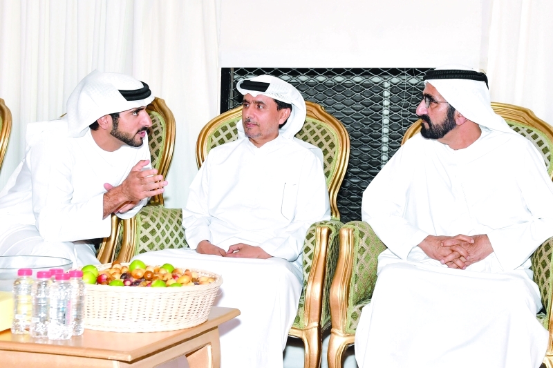 "محمد بن راشد وحمدان بن محمد خلال تقديم واجب العزاء  |  تصوير: محمد هشام"