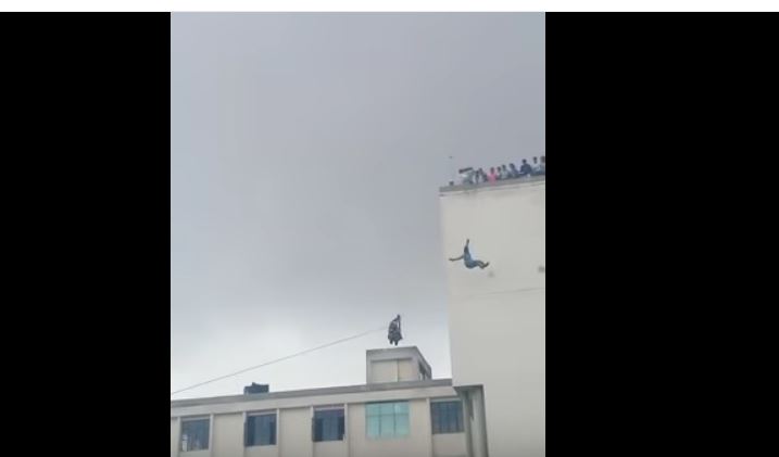 فيديو مؤلم لفتاة تهوي من أعلى سطح بناية