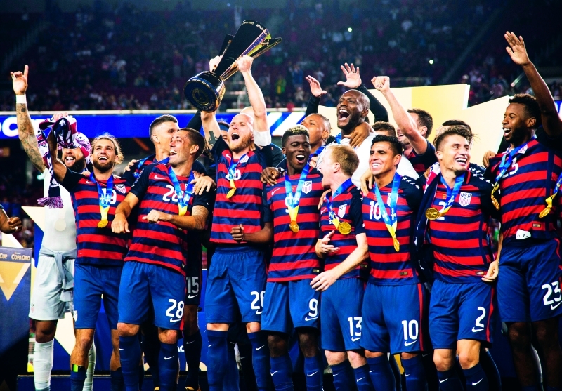 "■ لاعبو المنتخب الأميركي يحتفلون بالكأس الذهبية | أ ف ب"