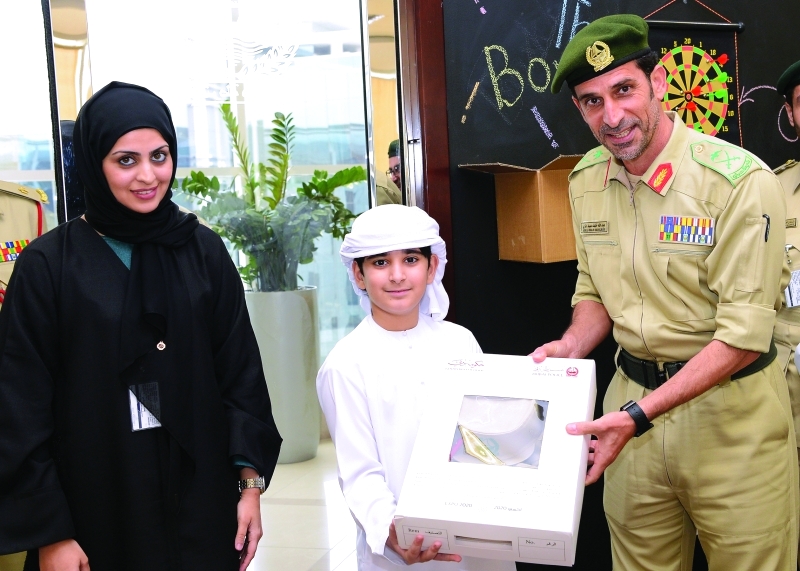 "■ عبد الله المري يهدي عبد الله البلوشي زي شرطة دبي  |  من المصدر"