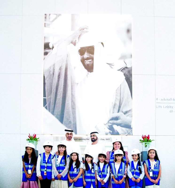 "■ محمد بن راشد ومحمد بن زايد في صورة مع أبناء موظفي وموظفات \"أدنوك\""