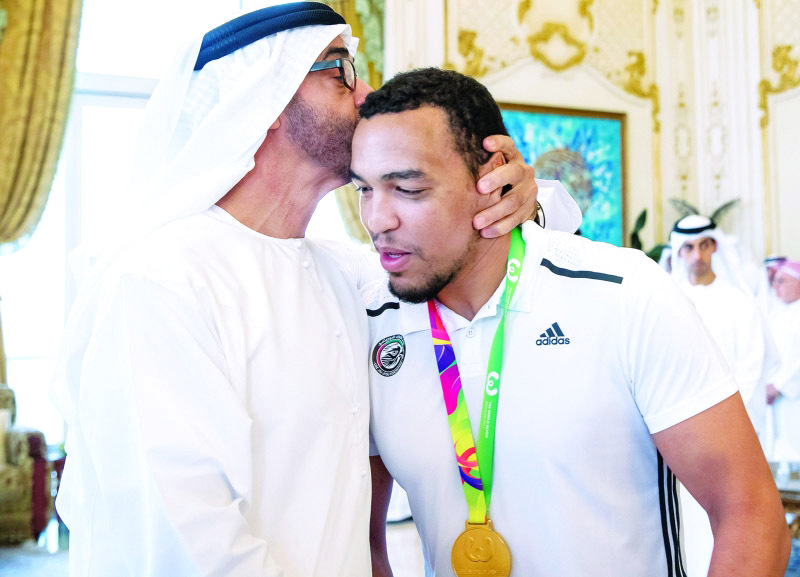 "■ محمد بن زايد يحتضن فيصل الكتبي المتوج بذهبية وفضية الجوجيتسو في بطولة العالم ببولندا | تصوير وام"