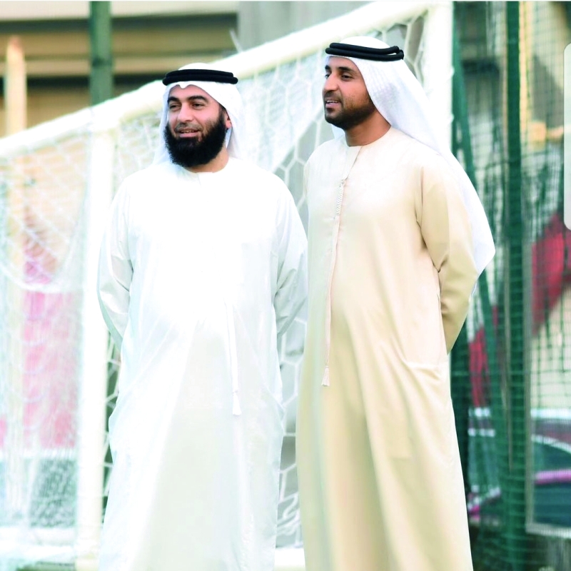 "■  خليفة سليمان خلال متابعته تدريبات الرديف | البيان"
