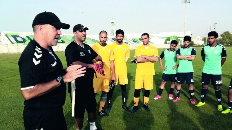 "■ البرازيلي لويس أنطونيو مدرب الحصن يتحدث مع لاعبيه قبل التدريب | البيان"