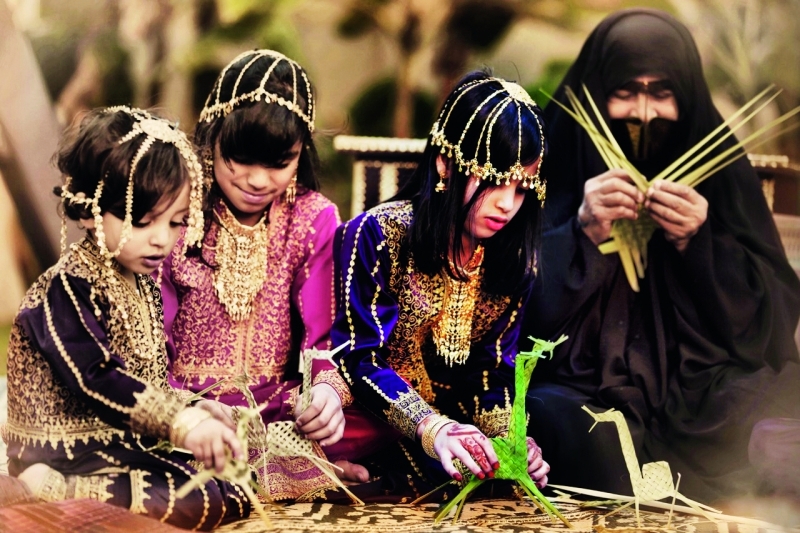 "■ يبحث سلطان الزيدي عن التقاط صورة احترافية متقنة تضاف إلى رصيده، وترصد صوراً إنسانية وعادات وتقاليد دولة الإمارات | البيان"