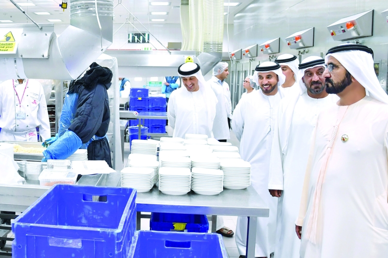 "محمد بن راشد يطلع على سير العمل بوحدة التموين المركزية في شركة الإمارات لتموين الطائرات بحضور أحمد بن سعيد وخليفة سليمان | تصوير: محمد هشام"