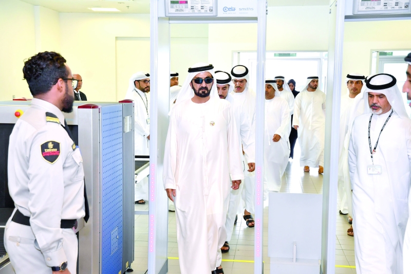 "محمد بن راشد خلال تفقده سير العمل في شركة الإمارات لتموين الطائرات"