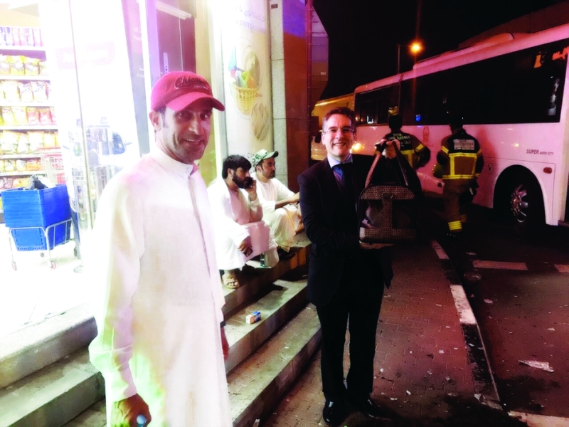 "المري يشرف شخصياً على تسليم القطة لصاحبها"