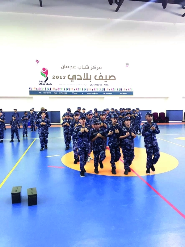 "طلاب دورة شرطة المستقبل خلال التدريبات"