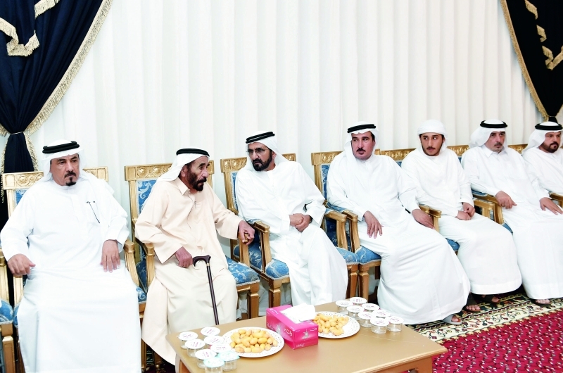 "■ محمد بن راشد خلال العزاء"