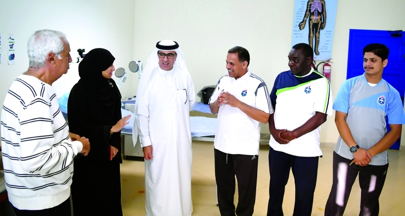 "■ لجنة اتحاد الكرة الطبية خلال زيارتها النادي العربي | البيان"