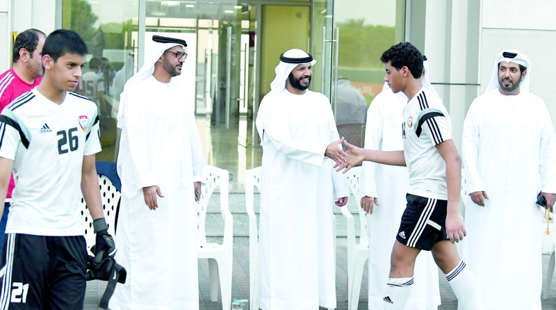 "■ بن غليطة يصافح ناشئي الأبيض | البيان"