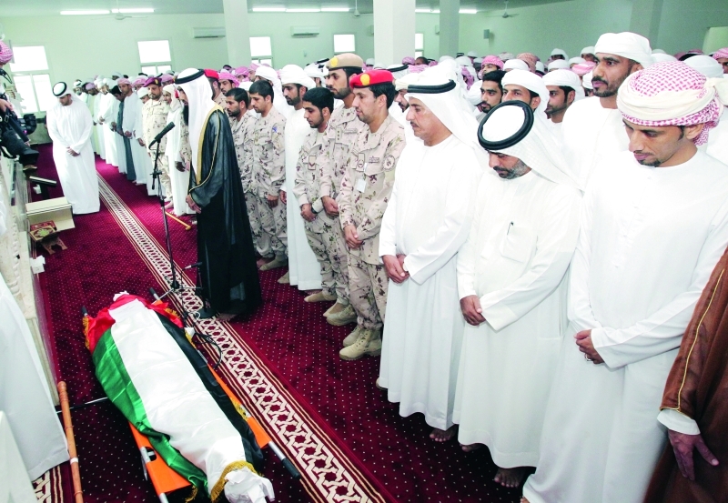 "■ أبناء ضدنا يؤدون الصلاة على الشهيد محمد الحساني   |   البيان"