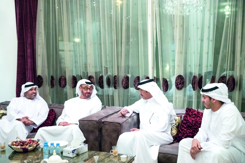 "محمد بن زايد مقدماً العزاء عيسى القبيسي في وفاة نجله بحضور أحمد الزعابي | تصوير محمد الحمادي"