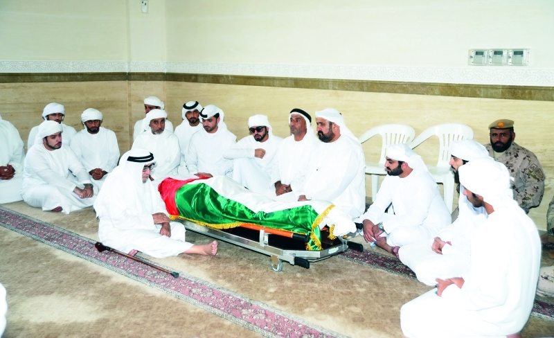 "■ أسرة الشهيد أحمد البلوشي حول نعش الشهيد"