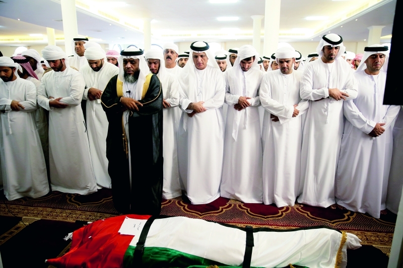 "حاكم رأس الخيمة يؤدي صلاة الجنازة على الشهيد جاسم الزعابي | تصوير: إبراهيم صادق"