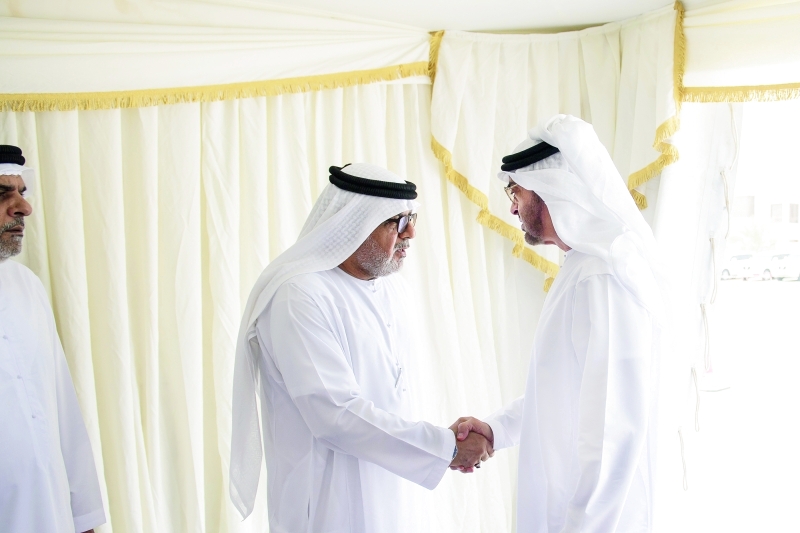 "■ سموه خلال تقديم واجب العزاء لأسرة سمير البلوشي"