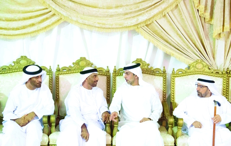"■ عمر بن زايد خلال تقديم العزاء"