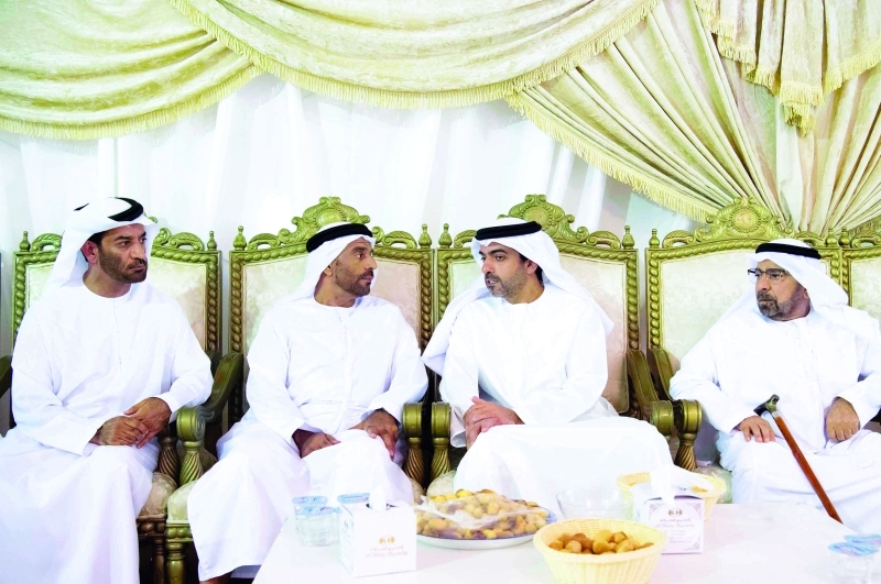 "■ حامد بن زايد معزياً أسرة الشهيد أحمد البلوشي | تصوير: حمد الكعبي"