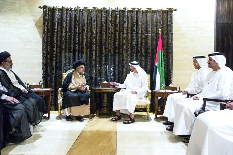"■ محمد بن زايد متحدثاً إلى مقتدى الصدر بحضور عبد الله بن زايد وعلي الشامسي"