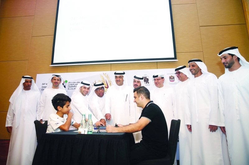 "■ عبدالمحسن الدوسري وكبار الحضور خلال ضربة البداية | البيان"