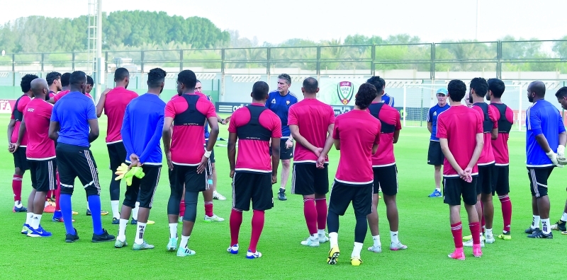 "■ باوزا يوجه اللاعبين في المران | البيان"