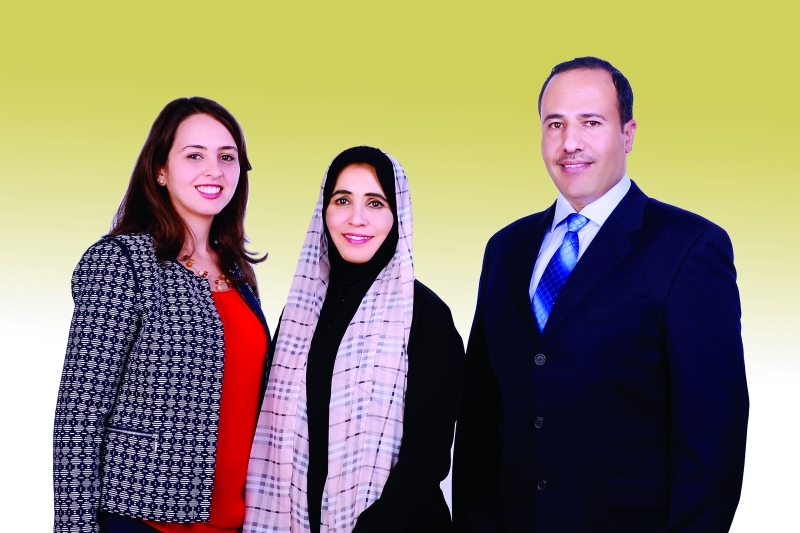 "Ⅶ عيدة المحيربي تتوسط اثنين من فريق عملها | من المصدر"