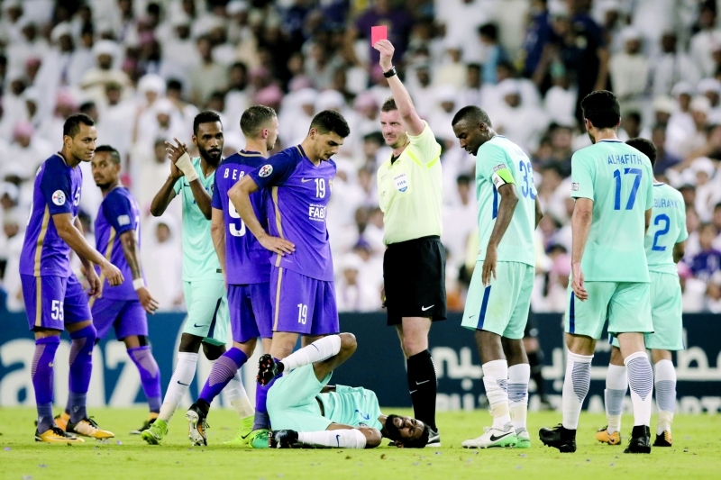 "طرد مهند العنزي منح فريق الهلال الحرية في الملعب | البيان"