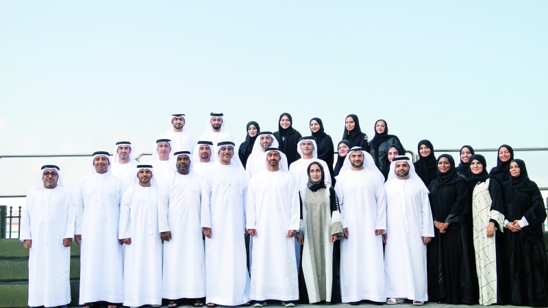 "محمد بن زايد متوسطاً وفد كليات التقنية العليا بحضور عبد اللطيف الشامسي  |  تصوير: راشد المنصوري ومحمد الحمادي"
