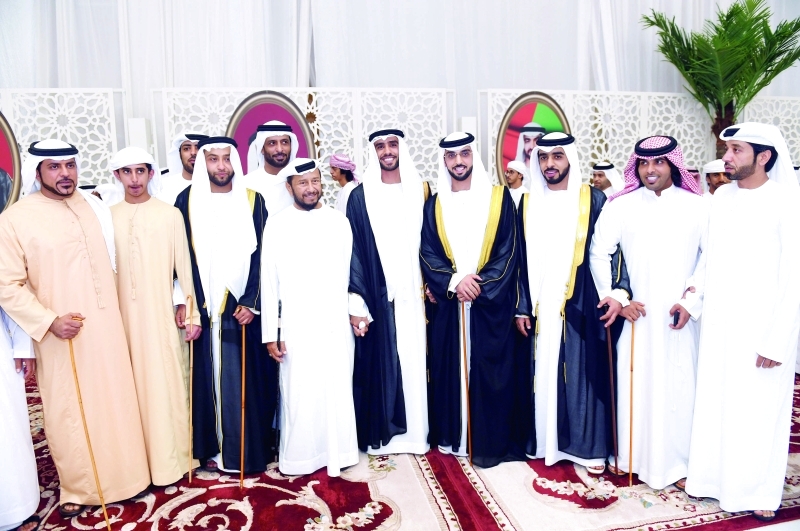 "سلطان بن زايد مع العرسان والحضور | وام"