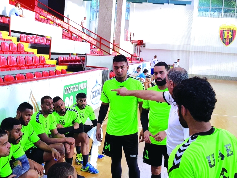 "Ⅶ المدرب يوجه لاعبيه قبل المباراة | البيان"