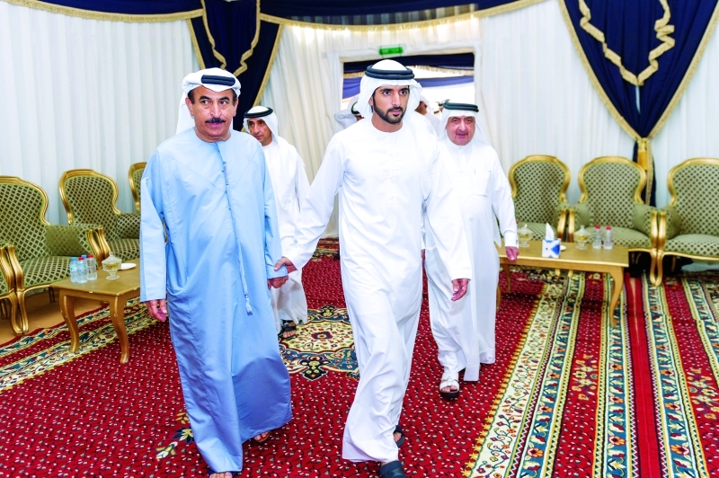 "حمدان بن محمد خلال العزاء | وام"