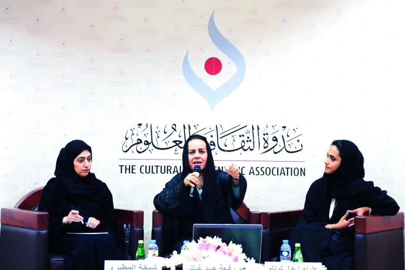 "د. رفيعة غباش تتحدث خلال الندوة بحضور علياء لوتاه وشيخة المطيري | تصوير - عبد الحنّان مصطفى"