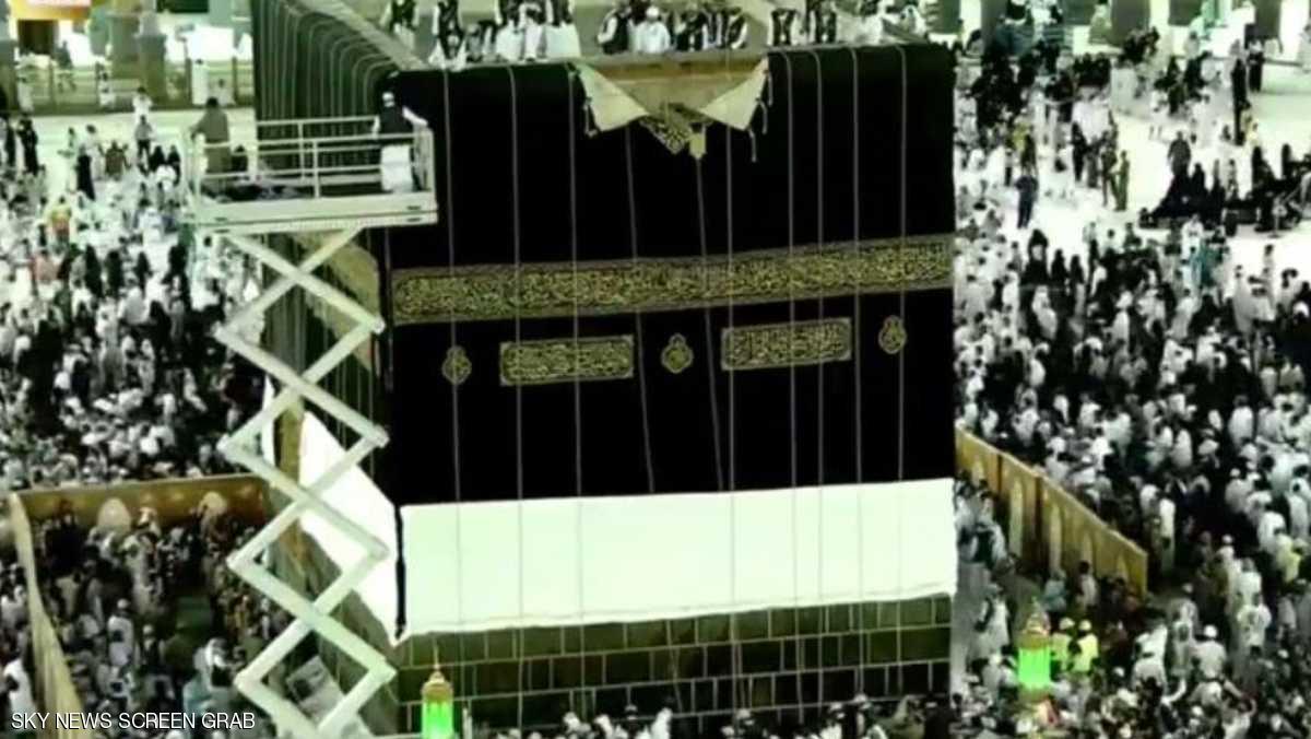 تغيير كسوة الكعبة المشرفة وتلبسيها الحرير والذهب
