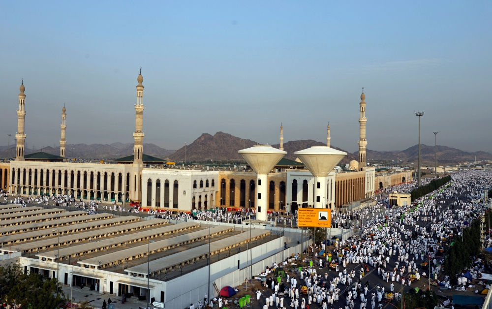 حجاج يتلمسون عطر النبي محمد فوق جبل الرحمة