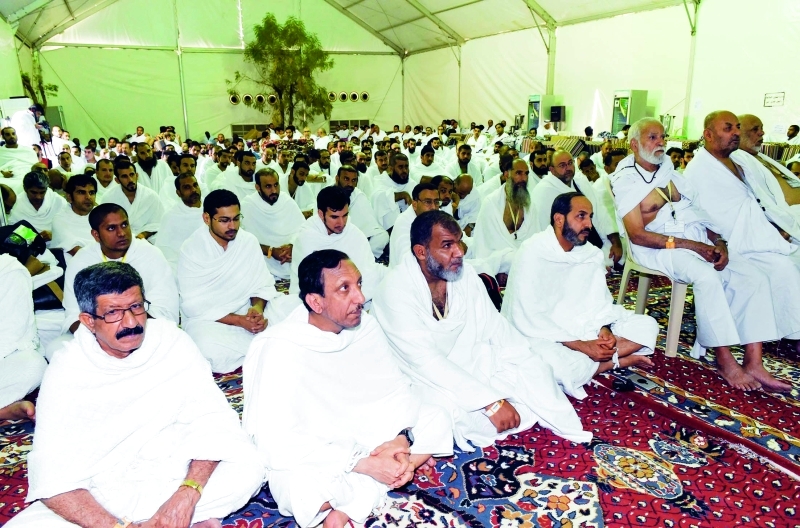 "محمد مطر الكعبي وحجاج الدولة يستمعون إلى الخطبة"