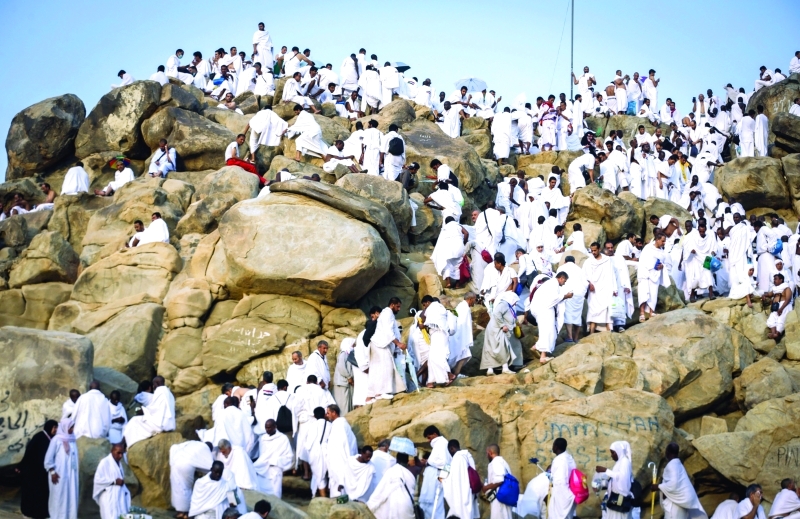 "■ ضيوف الرحمن يؤّدون ركن الحج الأعظم بصعود جبل عرفات | إي.بي.إيه"