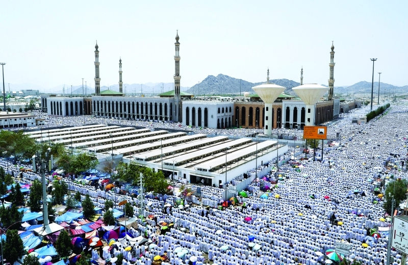 "■ الحجاج يؤدّون صلاتي الظهر والعصر جمعاً وقصراً في مسجد نمرة | أ.ف.ب"