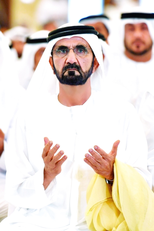 "محمد بن راشد متضرّعاً بالدعاء إلى العلي القدير"