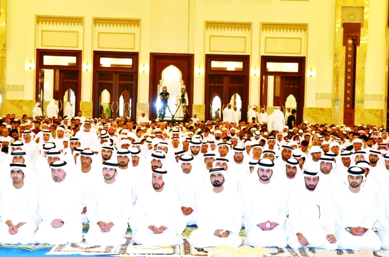 "محمد بن راشد وحمدان بن محمد ومكتوم ومنصور بن محمد ومحمد بن خليفة ومحمد الشيباني خلال صلاة العيد | تصوير: محمد هشام"