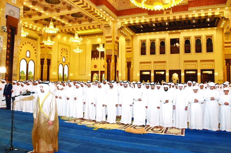 "محمد بن راشد يؤدي صلاة العيد بحضور حمدان ومكتوم ومنصور بن محمد ومحمد بن خليفة والشيوخ ومحمد الشيباني"