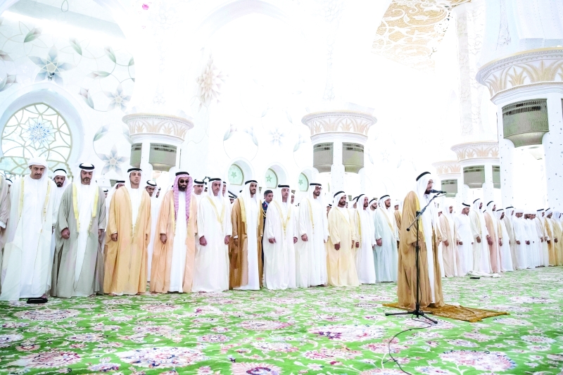"■ محمد بن زايد يؤدي صلاة العيد بحضور سيف وسرور بن محمد وهزاع ونهيان وسيف وطحنون ومنصور وحامد وعبد الله بن زايد ومحمد بن بطي | وام"