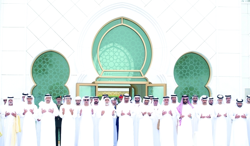 "■ محمد بن زايد يقرأ الفاتحة على روح المغفور له بإذن الله الشيخ زايد بحضور سيف وسرور بن محمد وهزاع ونهيان وسيف وطحنون ومنصور وحامد وعبد الله وعمر وخالد بن زايد ونهيان بن مبارك وعبد الله بن محمد"